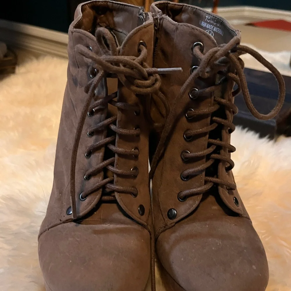 Chunky heel, lace up ankle booties - Picture 2 of 4